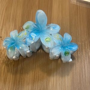 4/15$ Hawaiian Flowers blue claw hair clip